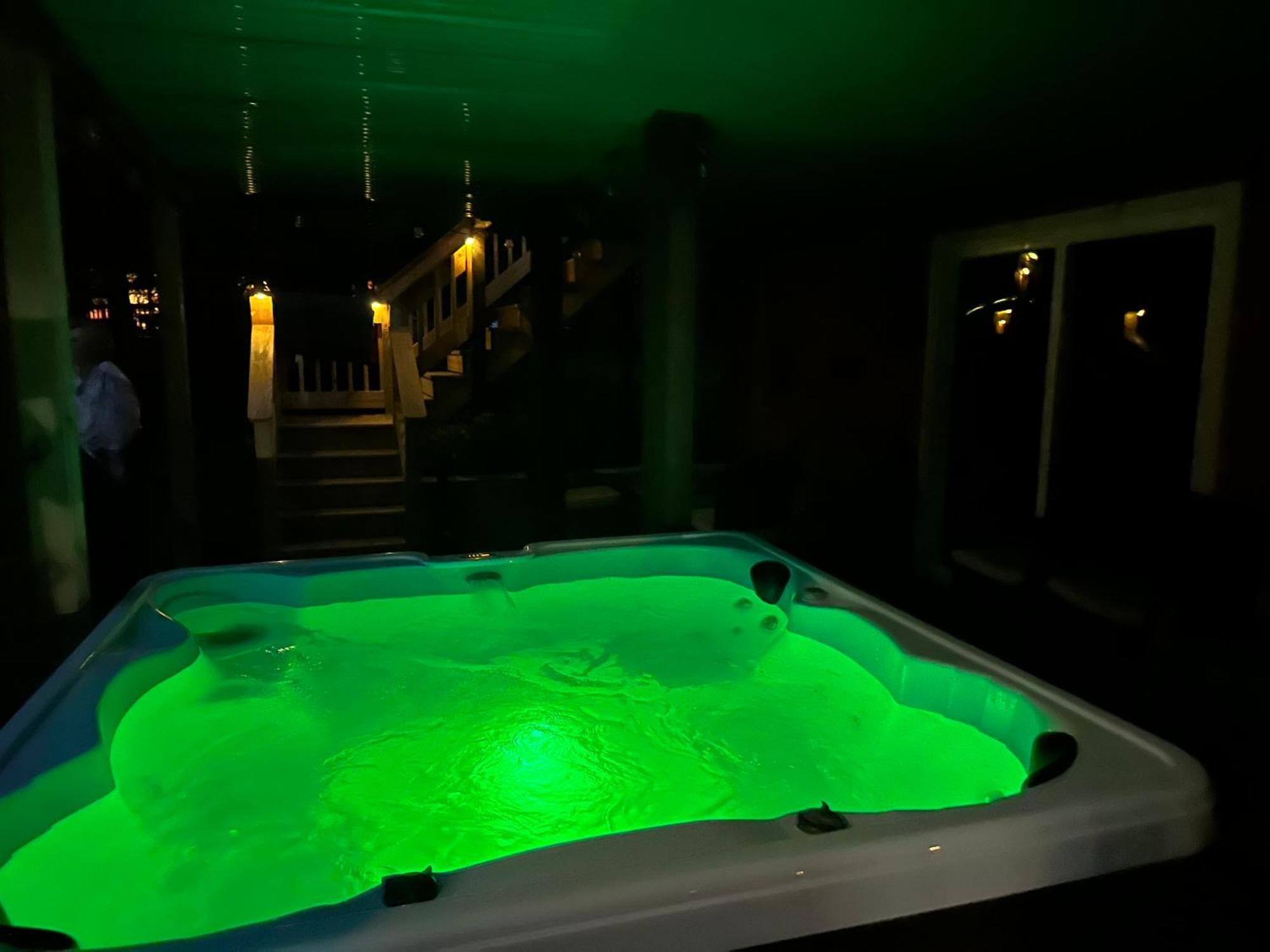 Wow!! Ultimate Pocono Retreat, Hot Tub, Game Room, Deck, Lakes, Skiing, Pools Long Pond Dış mekan fotoğraf